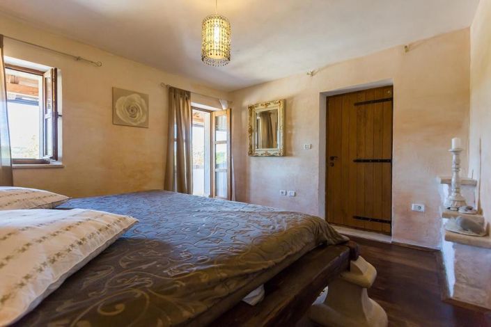 Image No.14-5 Bed Property for sale