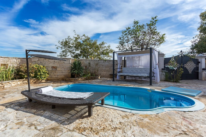 Image No.24-5 Bed Property for sale