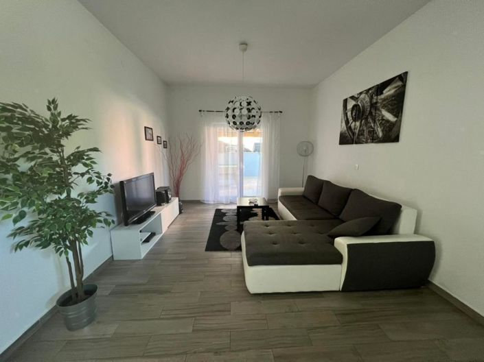 Image No.20-6 Bed Property for sale