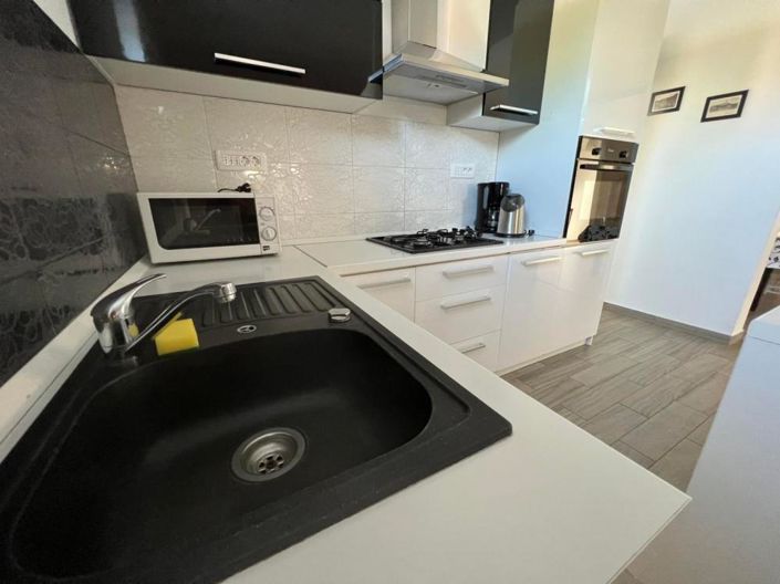 Image No.24-6 Bed Property for sale