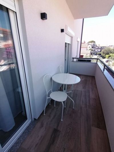 Image No.12-8 Bed Property for sale