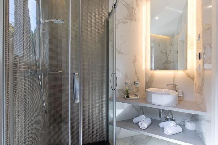 Image No.11-9 Bed Property for sale