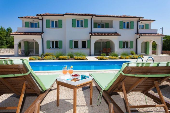 Image No.1-6 Bed Property for sale