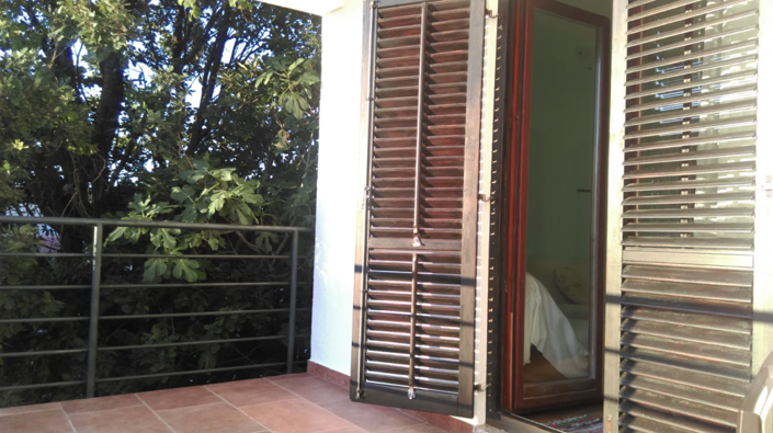 Image No.13-9 Bed Property for sale