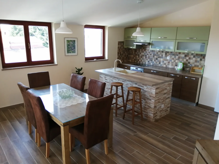 Image No.17-9 Bed Property for sale