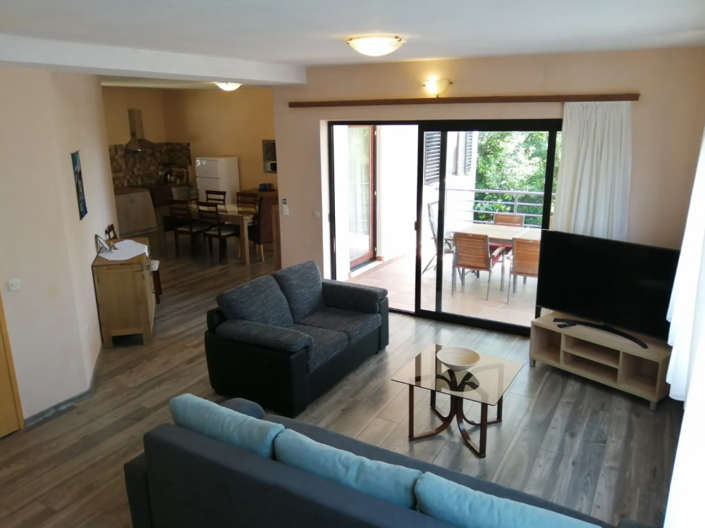 Image No.18-9 Bed Property for sale