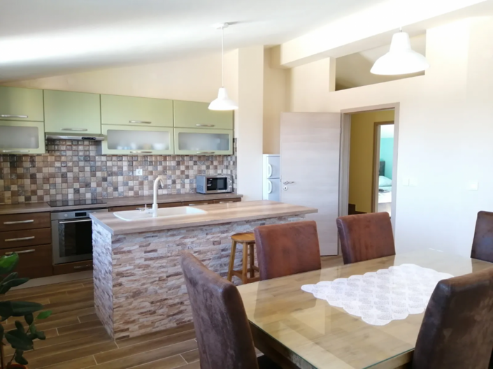 Image No.5-9 Bed Property for sale