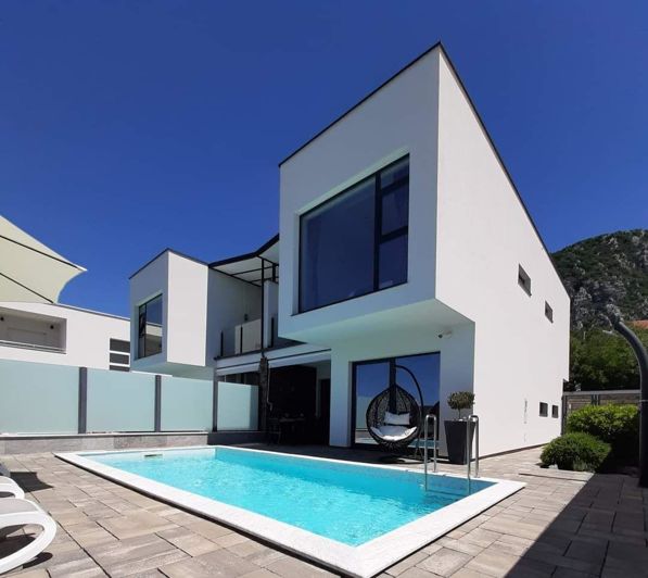 Image No.1-8 Bed Property for sale