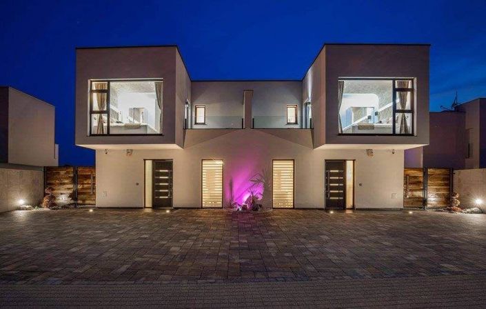 Image No.12-8 Bed Property for sale