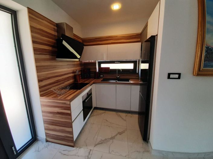 Image No.16-8 Bed Property for sale