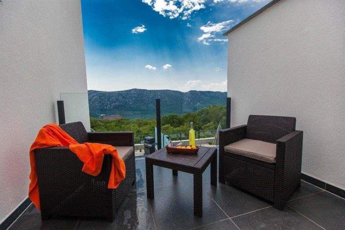 Image No.17-8 Bed Property for sale