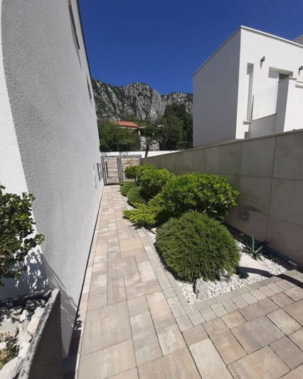 Image No.23-8 Bed Property for sale