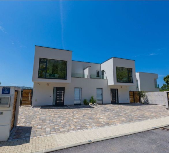 Image No.8-8 Bed Property for sale