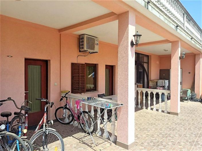 Image No.17-10 Bed Property for sale