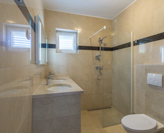 Image No.19-9 Bed Property for sale