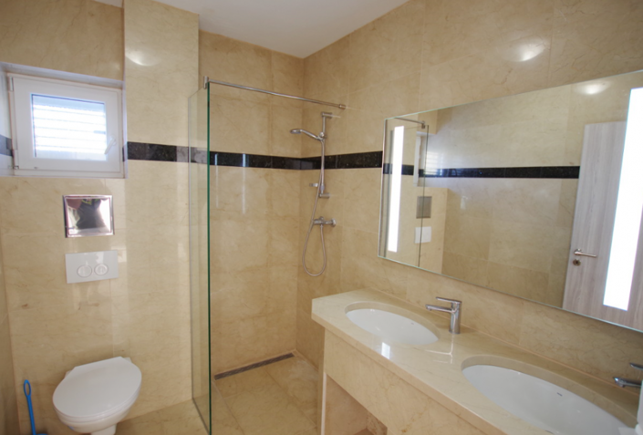 Image No.25-9 Bed Property for sale