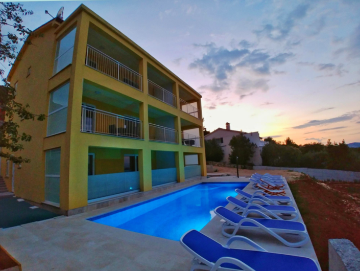 Image No.8-9 Bed Property for sale