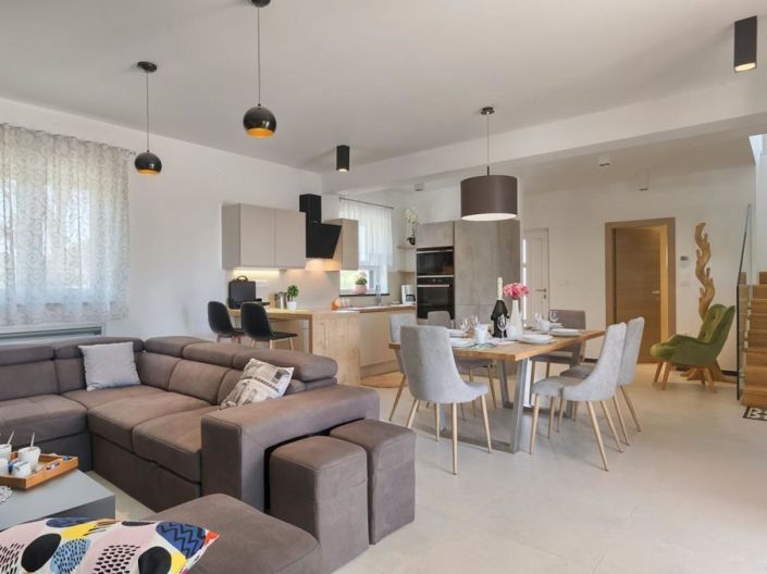 Image No.8-3 Bed Property for sale