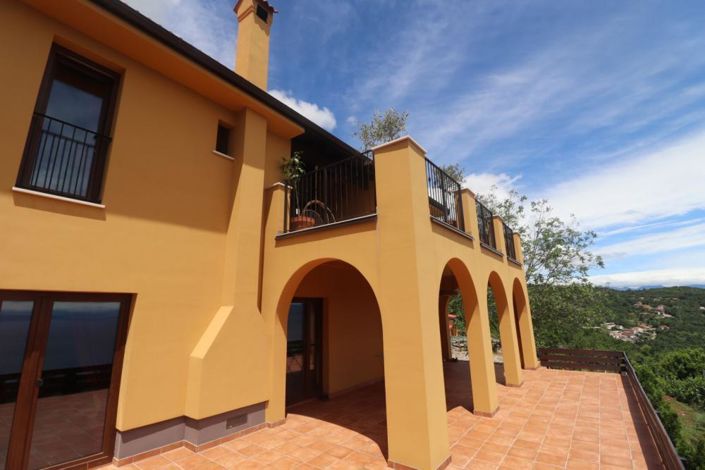 Image No.1-4 Bed Property for sale