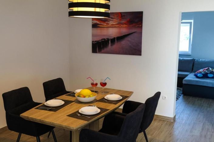 Image No.18-5 Bed Property for sale