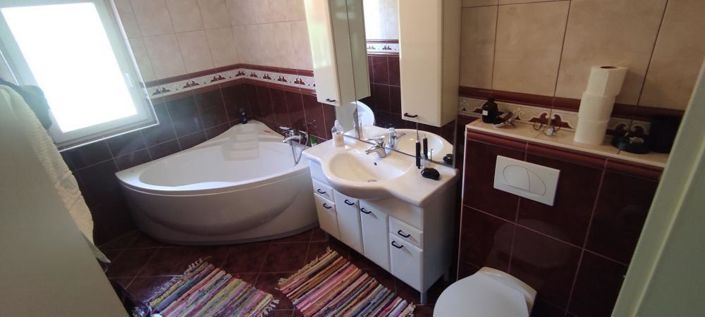 Image No.22-6 Bed Property for sale