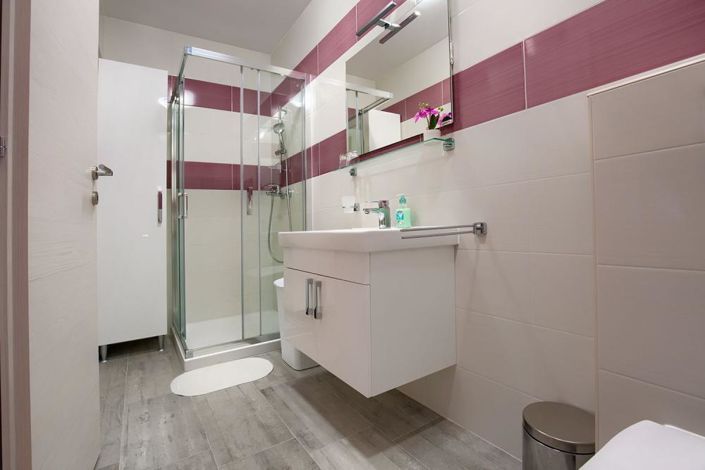 Image No.20-7 Bed Property for sale