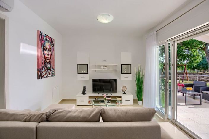 Image No.25-7 Bed Property for sale