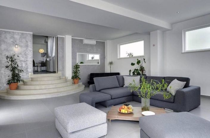 Image No.1-5 Bed Property for sale