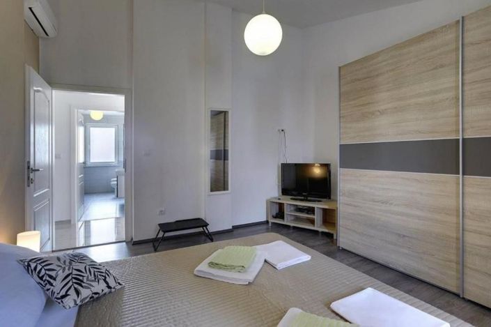 Image No.20-5 Bed Property for sale