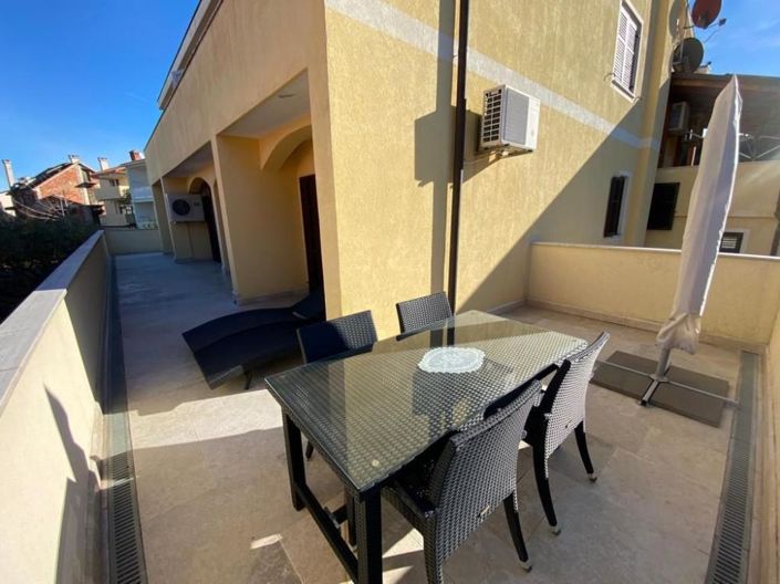 Image No.18-10 Bed Property for sale