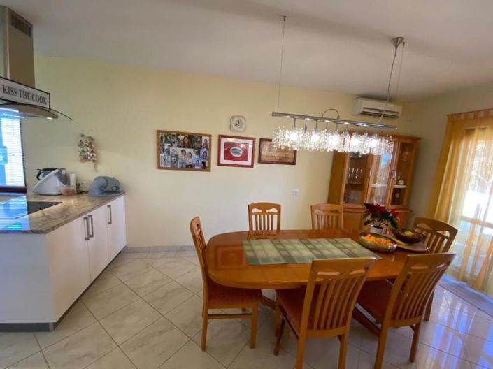 Image No.8-10 Bed Property for sale