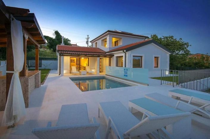 Image No.1-4 Bed Property for sale