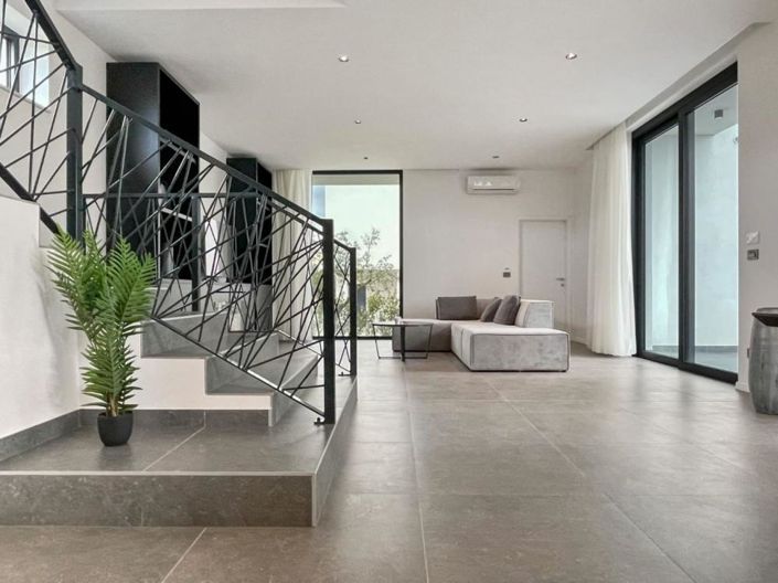 Image No.10-4 Bed Property for sale