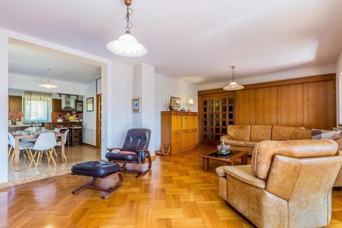 Image No.24-9 Bed Property for sale