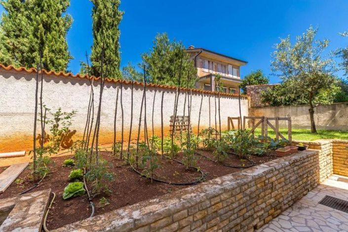 Image No.9-9 Bed Property for sale