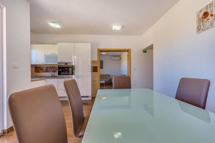 Image No.16-7 Bed Property for sale