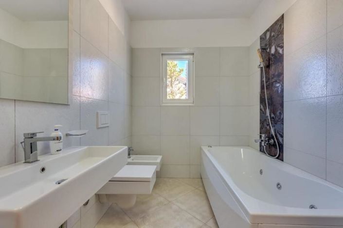 Image No.21-7 Bed Property for sale