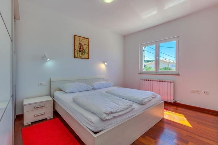 Image No.23-7 Bed Property for sale