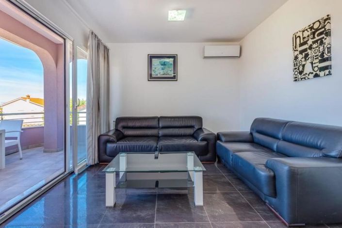 Image No.7-7 Bed Property for sale