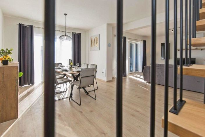 Image No.11-3 Bed Property for sale