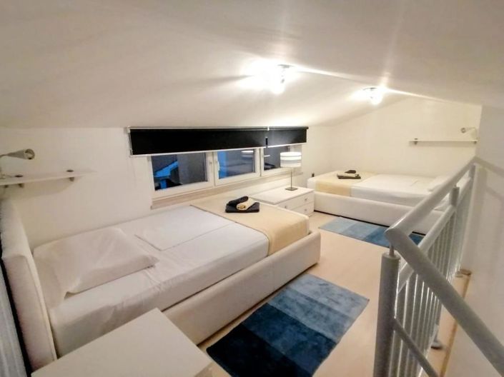 Image No.10-7 Bed Property for sale