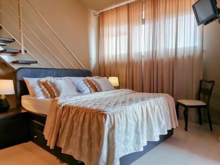 Image No.14-7 Bed Property for sale