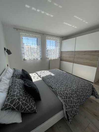 Image No.12-5 Bed Property for sale