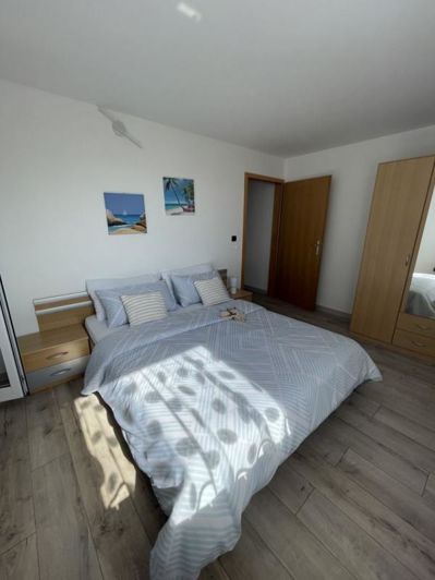 Image No.5-5 Bed Property for sale