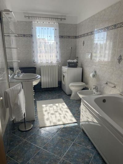 Image No.6-5 Bed Property for sale