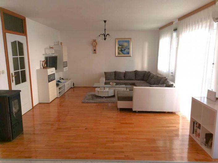 Image No.1-7 Bed Property for sale