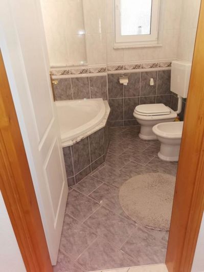 Image No.10-7 Bed Property for sale