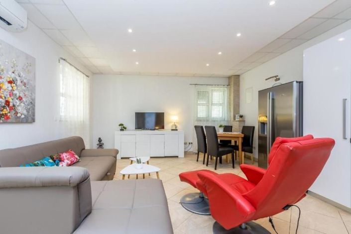 Image No.12-13 Bed Property for sale