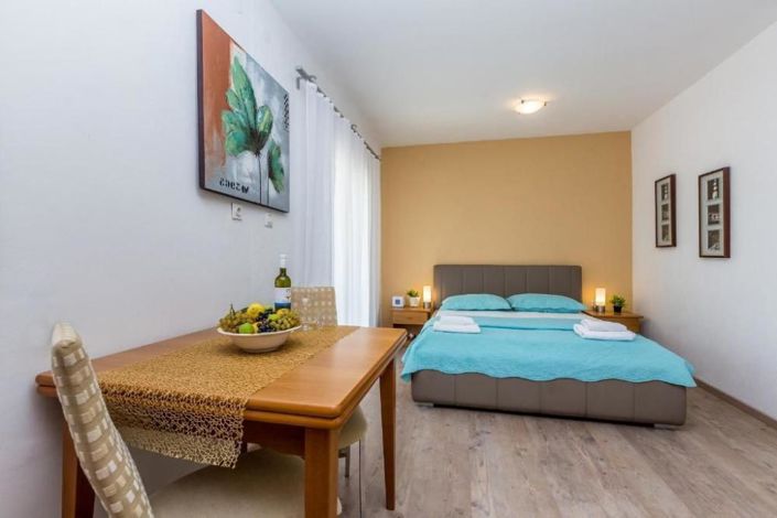 Image No.17-13 Bed Property for sale