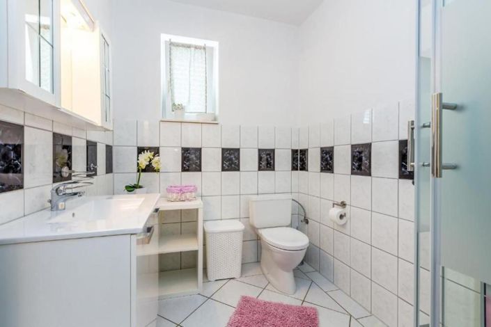 Image No.18-13 Bed Property for sale